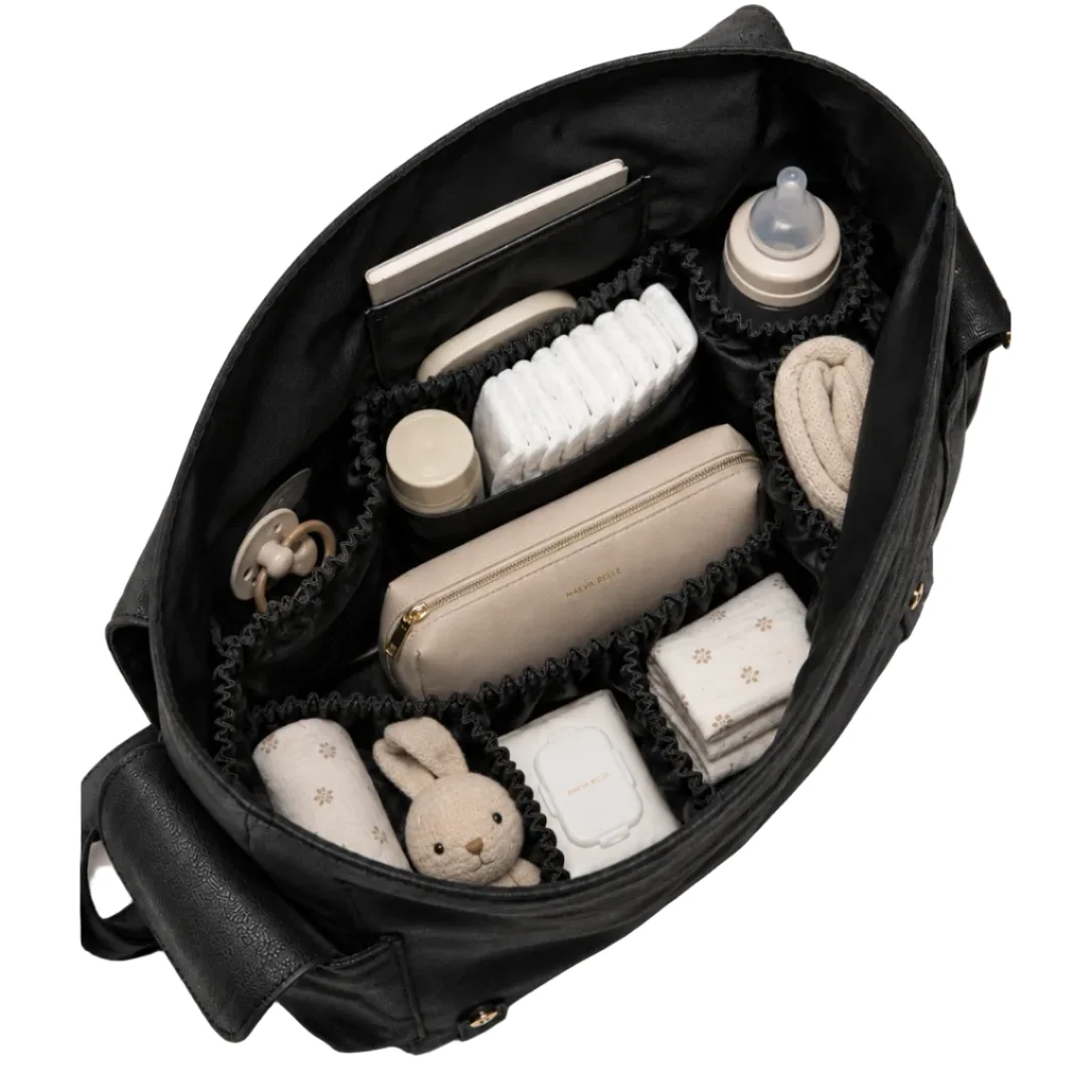 Intérieur du sac ouvert — couches, biberon, lingettes et pochette organisateur